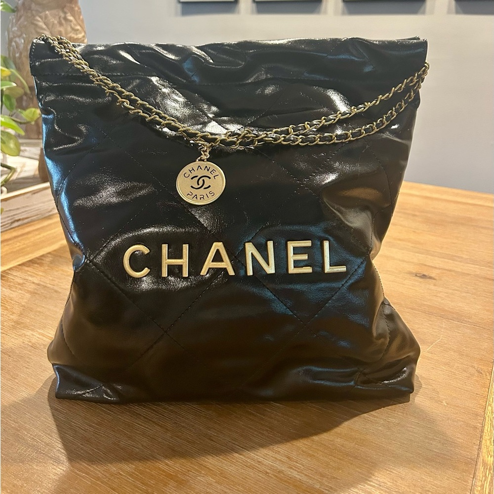 Elegant Black Tote with Gold Chain